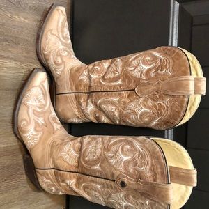 I’ve only wore them twice. Size 7 women.  Brand Corral